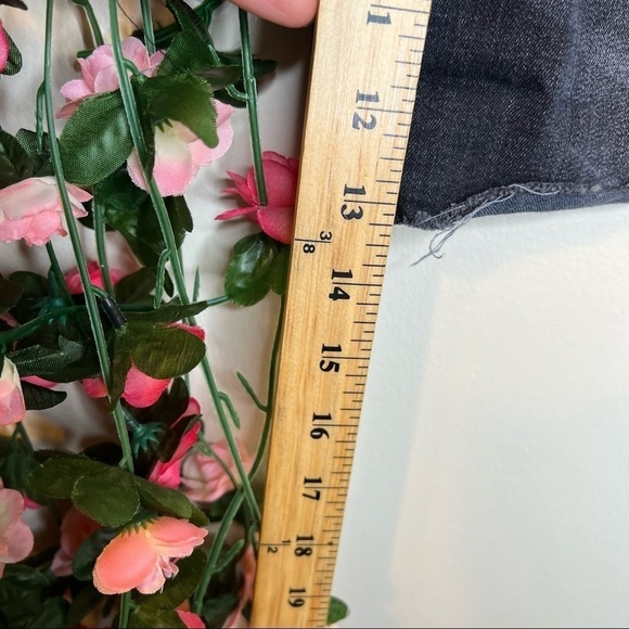 Universal Thread Black Faded Wash Frayed Hem Denim Short Womens 14/32 Plus Size - Picture 2 of 10